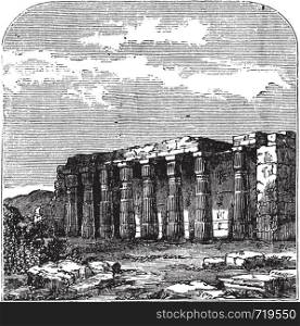 Temple of Luxor (or Quorenth) ruins, in Thebes, Egypt. Vintage engraving. Old engraved illustration of the columns at Luxor temple.